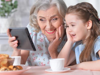 L’INTERVENTO / VI RACCONTO COME ORMAI NONNI E NIPOTI COMUNICHINO CON LO SMARTPHONE E VI SPIEGO PERCHE’ QUESTO FACCIA BENE AD ENTRAMBI