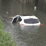 LA STRADA DIVENTA UN FIUME IN PIENA/ SALVATO DA UN MIRACOLO DEI CARABINIERI DI GALLIPOLI