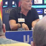 MALDICENZE DI QUALCUNO SUI SOCI DEL LECCE CHE INTASCHEREBBERO I SOLDI ENTRATI COL CALCIO MERCATO. IL PRESIDENTE SAVERIO STICCHI DAMIANI SI INCAZZA NON POCO, TANTO DA RISPONDERE IN CONFERENZA STAMPA