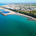 SPARI NELLLA NOTTE IN SPIAGGIA A CAMPO DI MARE, UN GIOVANE FERITO