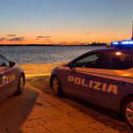 PICCHIA DI NUOVO LA COMPAGNA, INCINTA AL QUARTO MESE, ALLA QUALE NON AVREBBE DOVUTO AVVICINARSI PER APPOSITO DIVIETO, E VIENE ARRESTATO DAI POLIZIOTTI NEL CENTRO DI TARANTO