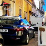 PRENDE A COLPI DI ACCETTA IN TESTA UN MURATORE CHE LAVORAVA VICINO CASA SUA A CASARANO, ARRESTATO