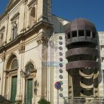 IL TAR SALVA LA FONTANA DI MELISSANO, MONUMENTO ALLA BRUTTEZZA: L’OBBROBRIO ARCHITETTONICO RIMANE