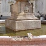 A VEGLIE LA STORICA FONTANA DI PIAZZA UMBERTO I CADE A PEZZI