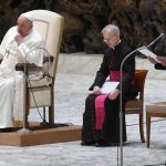 NUOVO MALORE PER PAPA FRANCESCO: “Mi scuso, ho difficoltà di respiro”